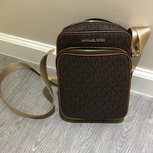 Authentic Michael kors jet set travel crossbody